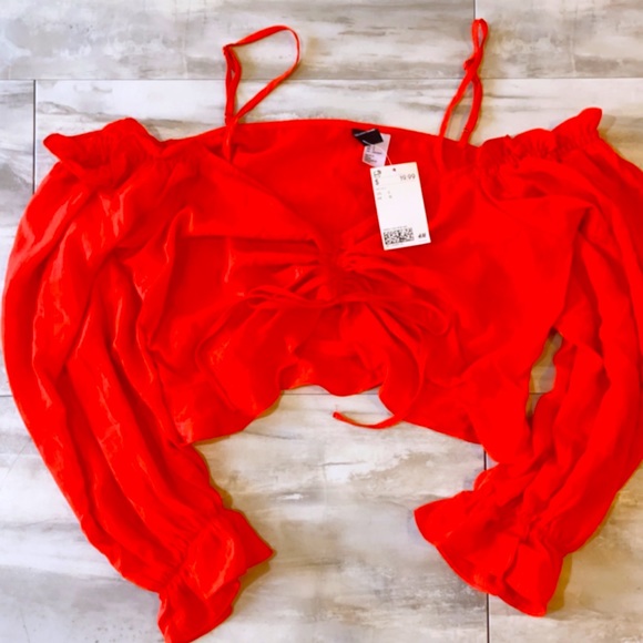 H&M Tops - H&M DIVIDED RED CROP TOP SZ L